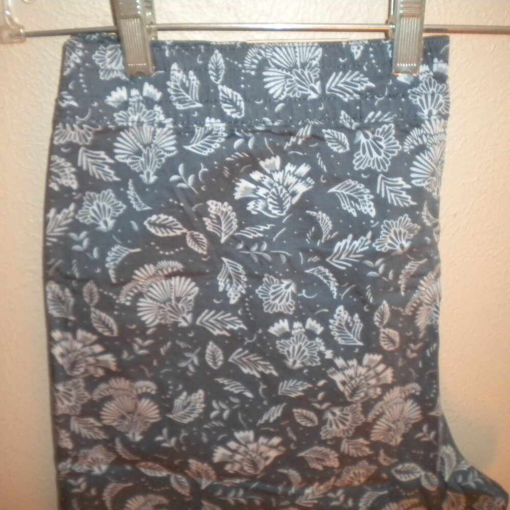 Jachs Women's Size XL Blue Floral Printed Chino Shorts NWT - Picture 3 of 4